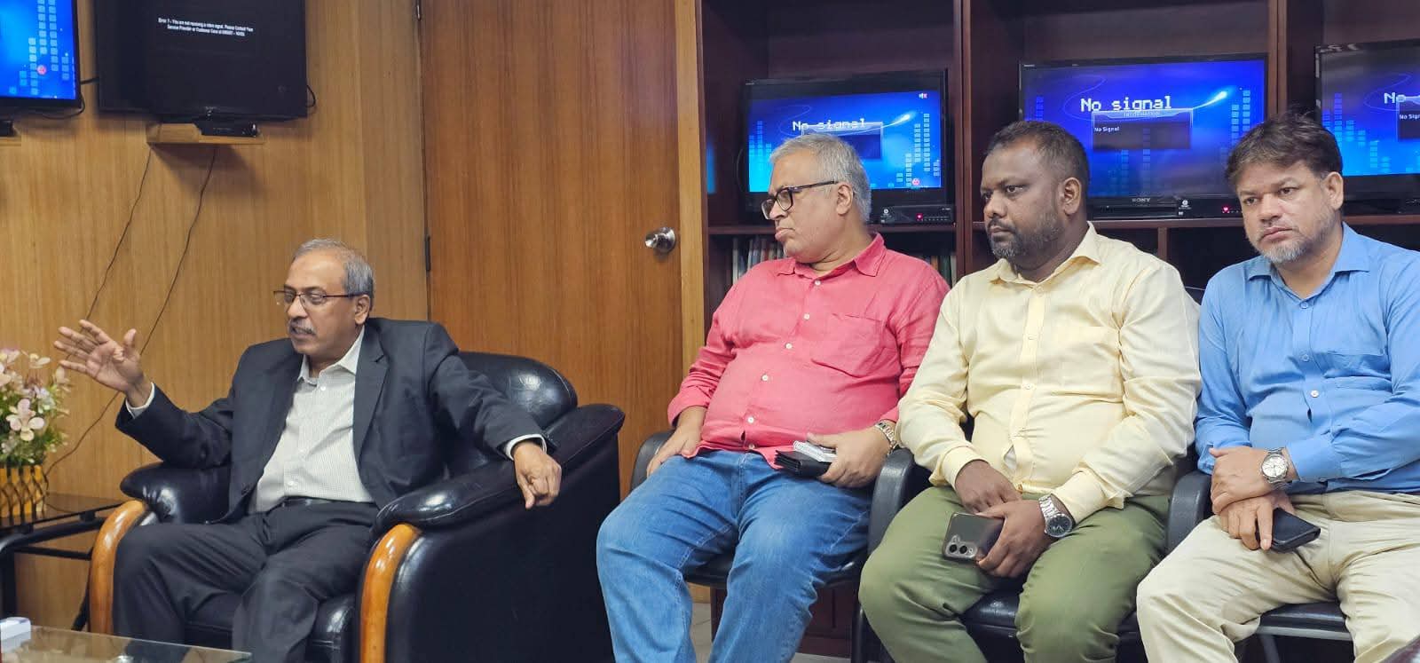 A conversation with senior editors at a newsroom meeting
